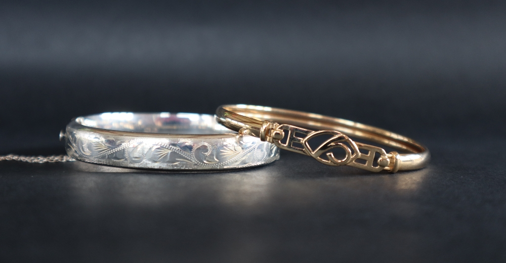 A 9ct gold bangle, with pierced hinged clasp, approximately 7. - Image 2 of 4