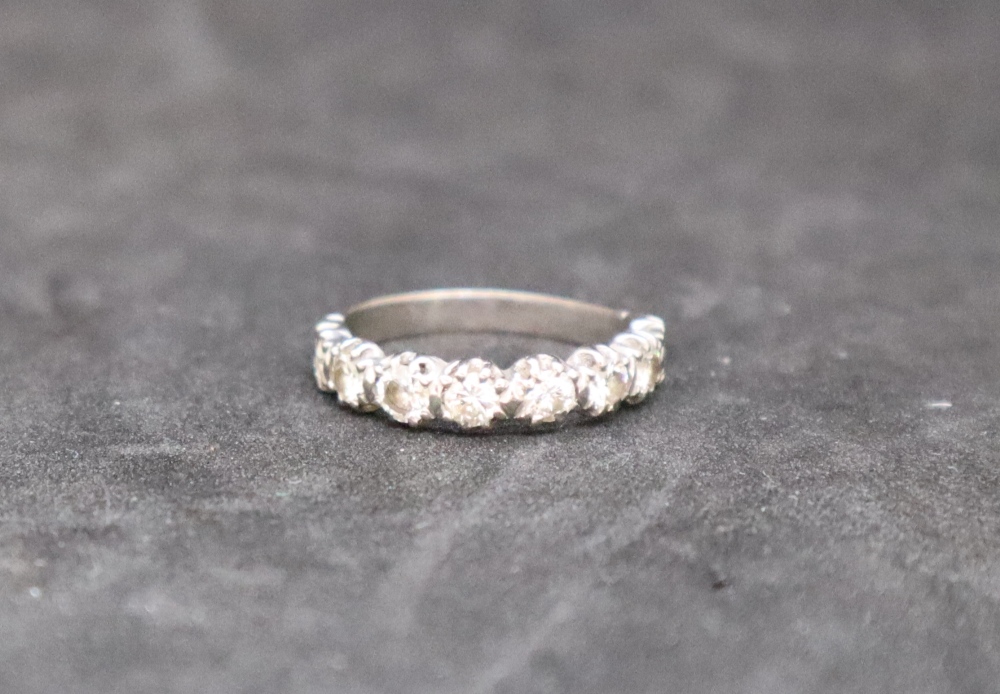 An eight stone half eternity ring, - Bild 3 aus 4