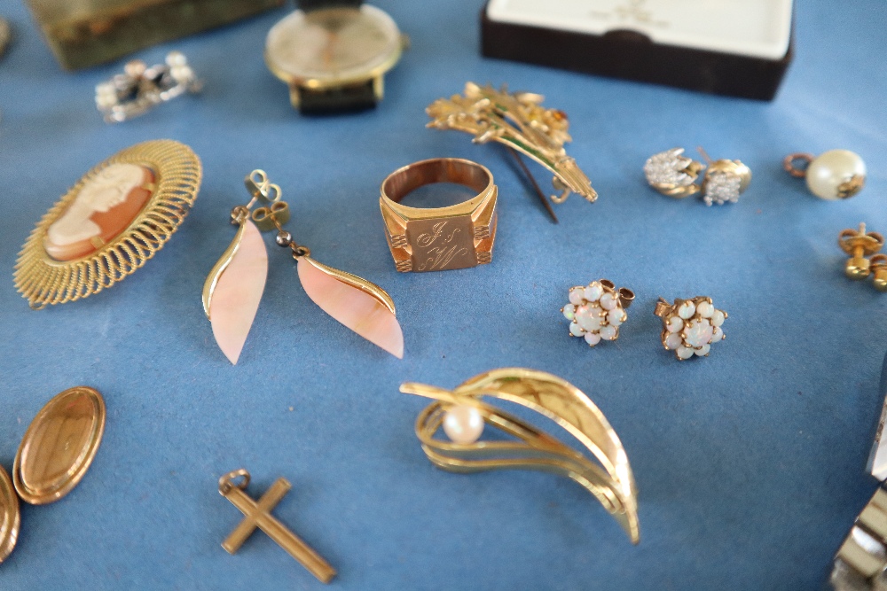 Assorted costume jewellery including rolled gold studs, brooches, pocket watch, wristwatches, - Bild 2 aus 4