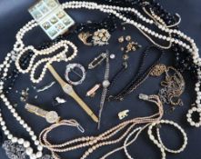 Assorted costume jewellery including brooches, beaded necklaces, faux pearls,
