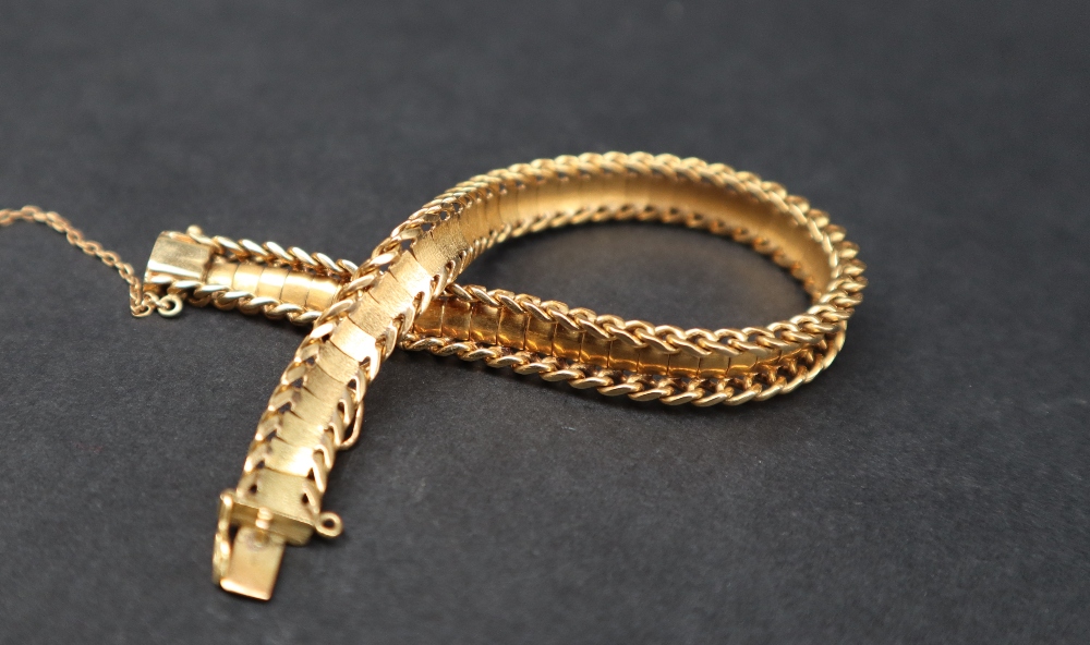 A yellow metal bracelet, with twisted oval and rectangular links, 20cm long, - Bild 3 aus 3