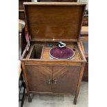 An oak cased Apollo gramophone on square legs, 68.