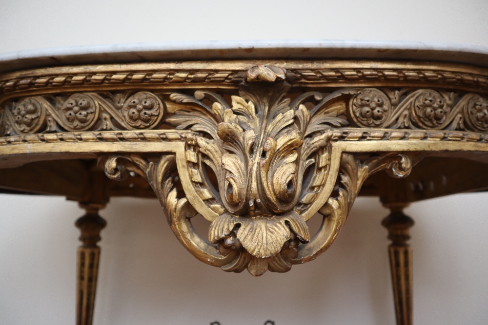 A French carved giltwood and gesso centre table with a shaped white marble top, - Bild 8 aus 10