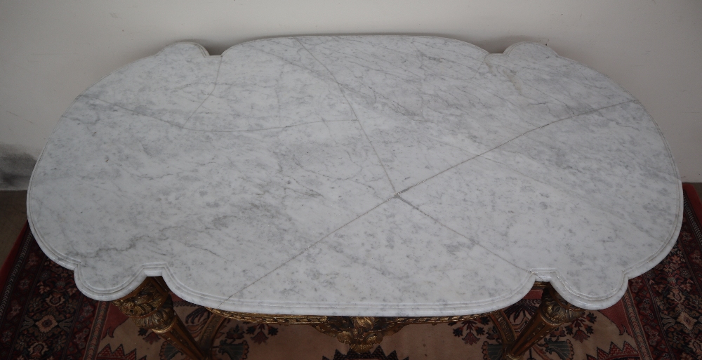 A French carved giltwood and gesso centre table with a shaped white marble top, - Bild 3 aus 10