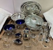 Assorted electroplated wares including cruet sets, napkin rings,