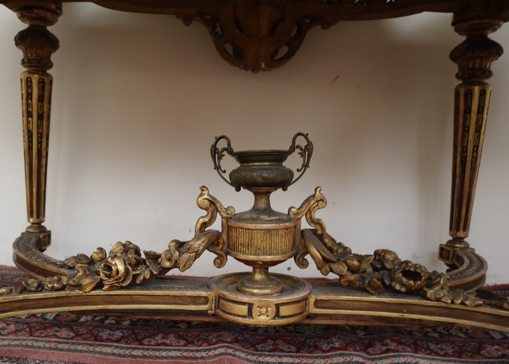 A French carved giltwood and gesso centre table with a shaped white marble top, - Bild 10 aus 10