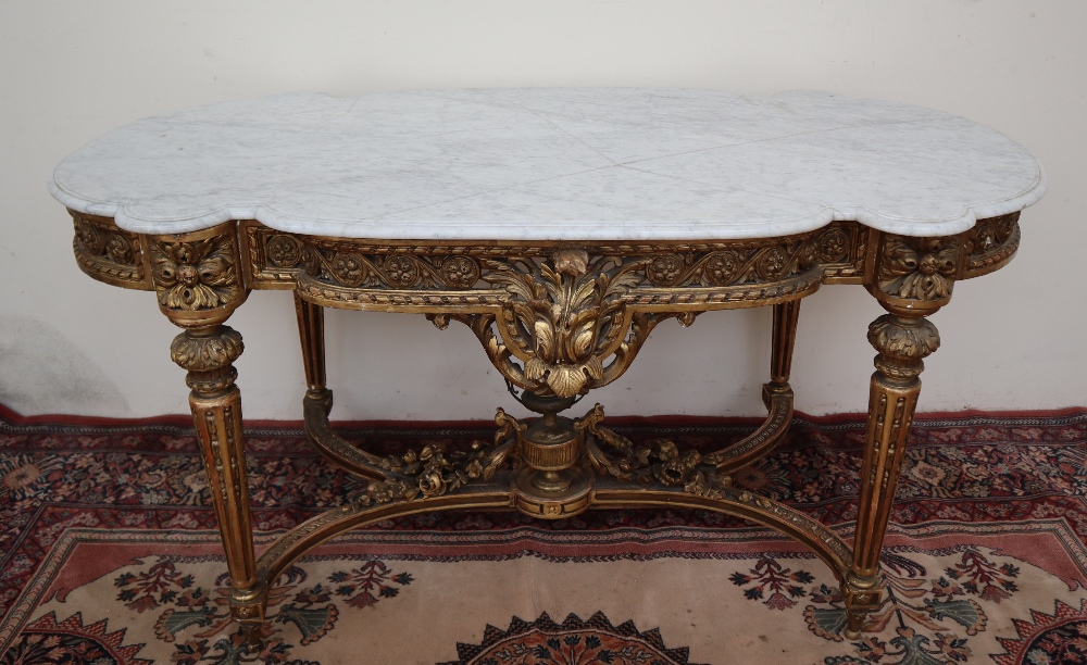 A French carved giltwood and gesso centre table with a shaped white marble top, - Bild 7 aus 10