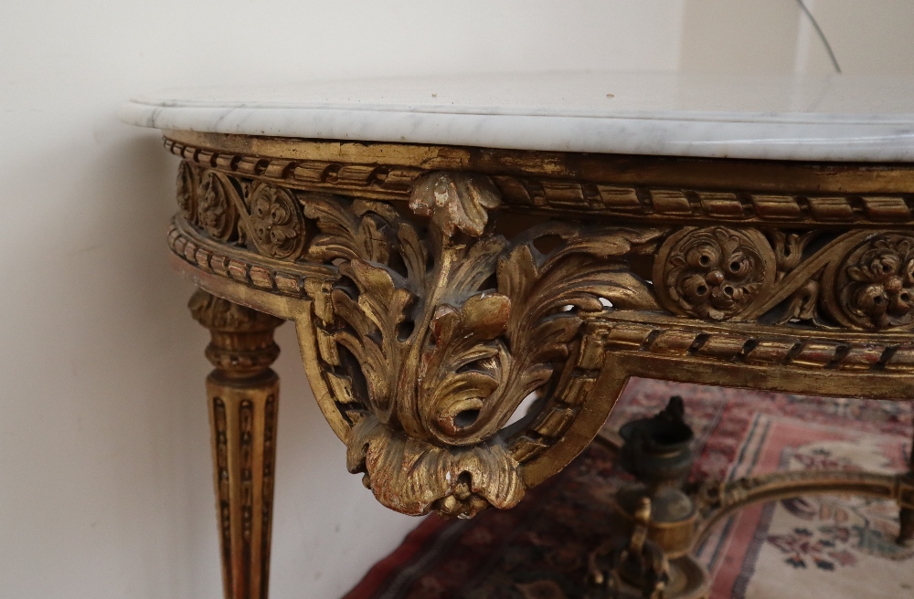 A French carved giltwood and gesso centre table with a shaped white marble top, - Bild 9 aus 10