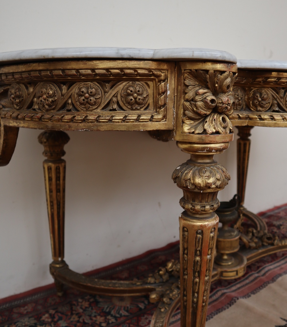 A French carved giltwood and gesso centre table with a shaped white marble top, - Bild 5 aus 10