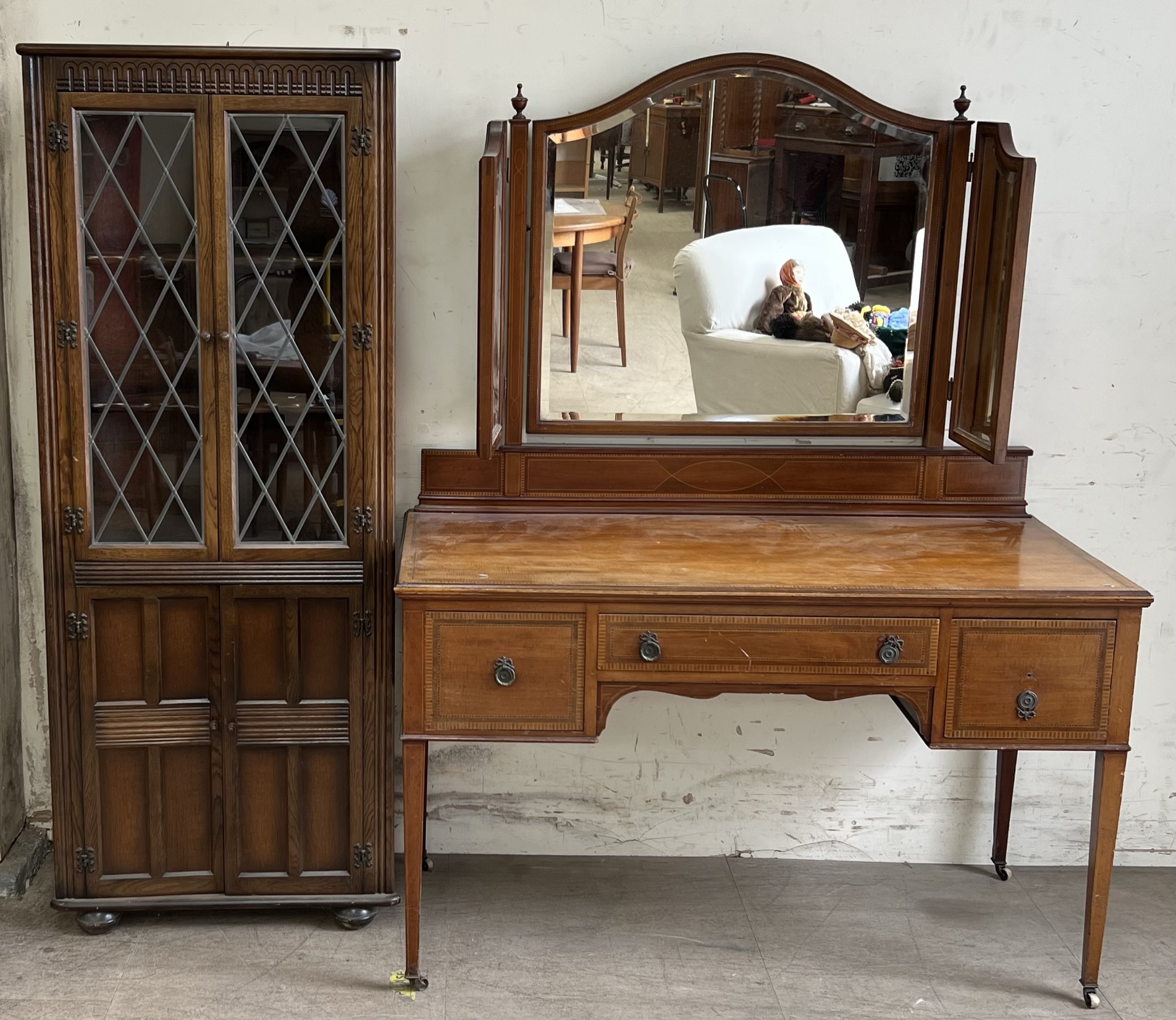 An Edwardian mahogany dressing table with three mirrors above three drawers on square tapering legs