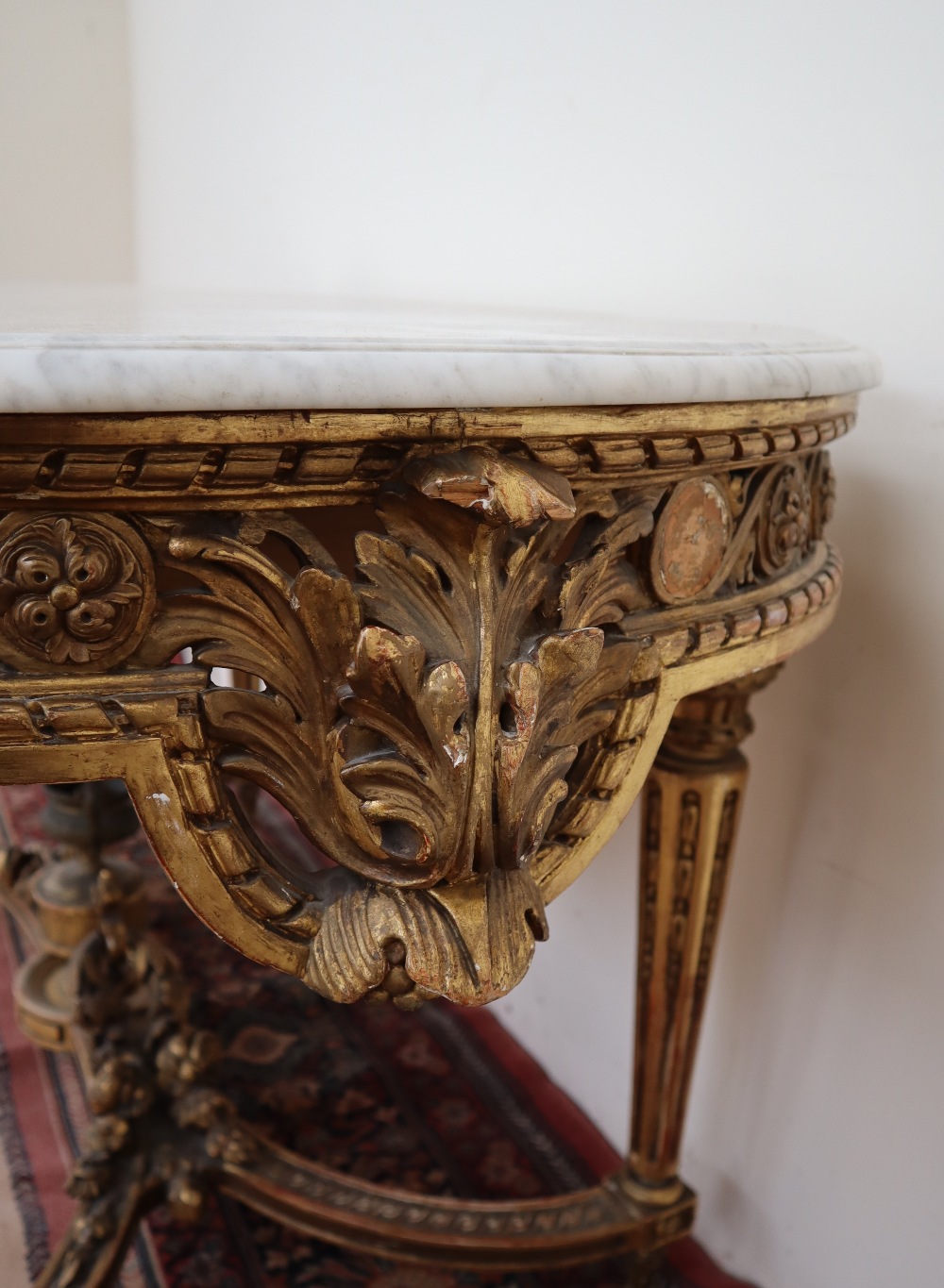 A French carved giltwood and gesso centre table with a shaped white marble top, - Bild 2 aus 10