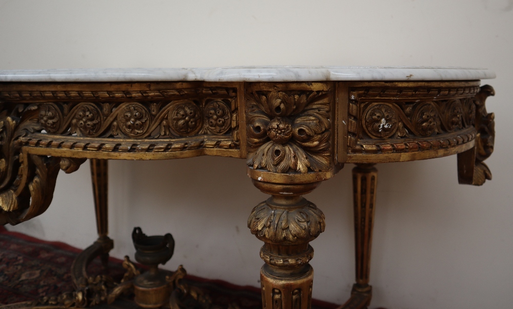 A French carved giltwood and gesso centre table with a shaped white marble top, - Bild 6 aus 10