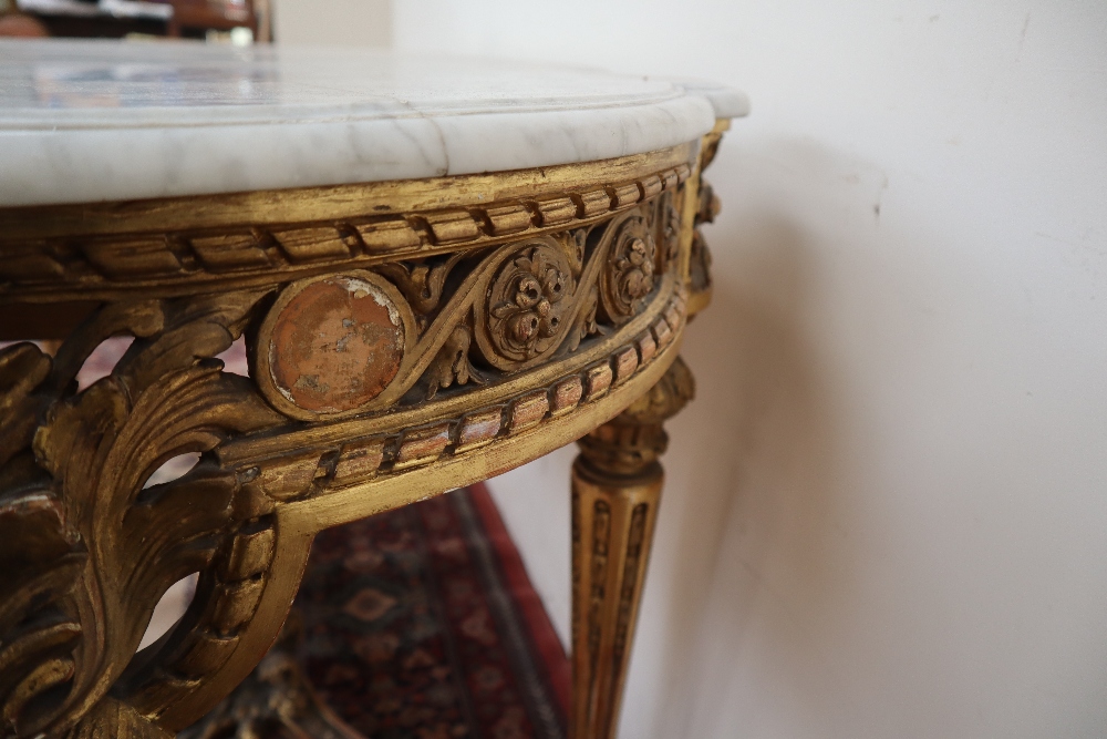 A French carved giltwood and gesso centre table with a shaped white marble top, - Bild 4 aus 10