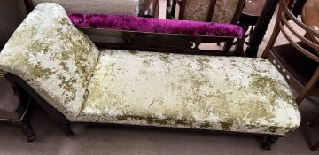 An Edwardian upholstered chaise longue with turned legs