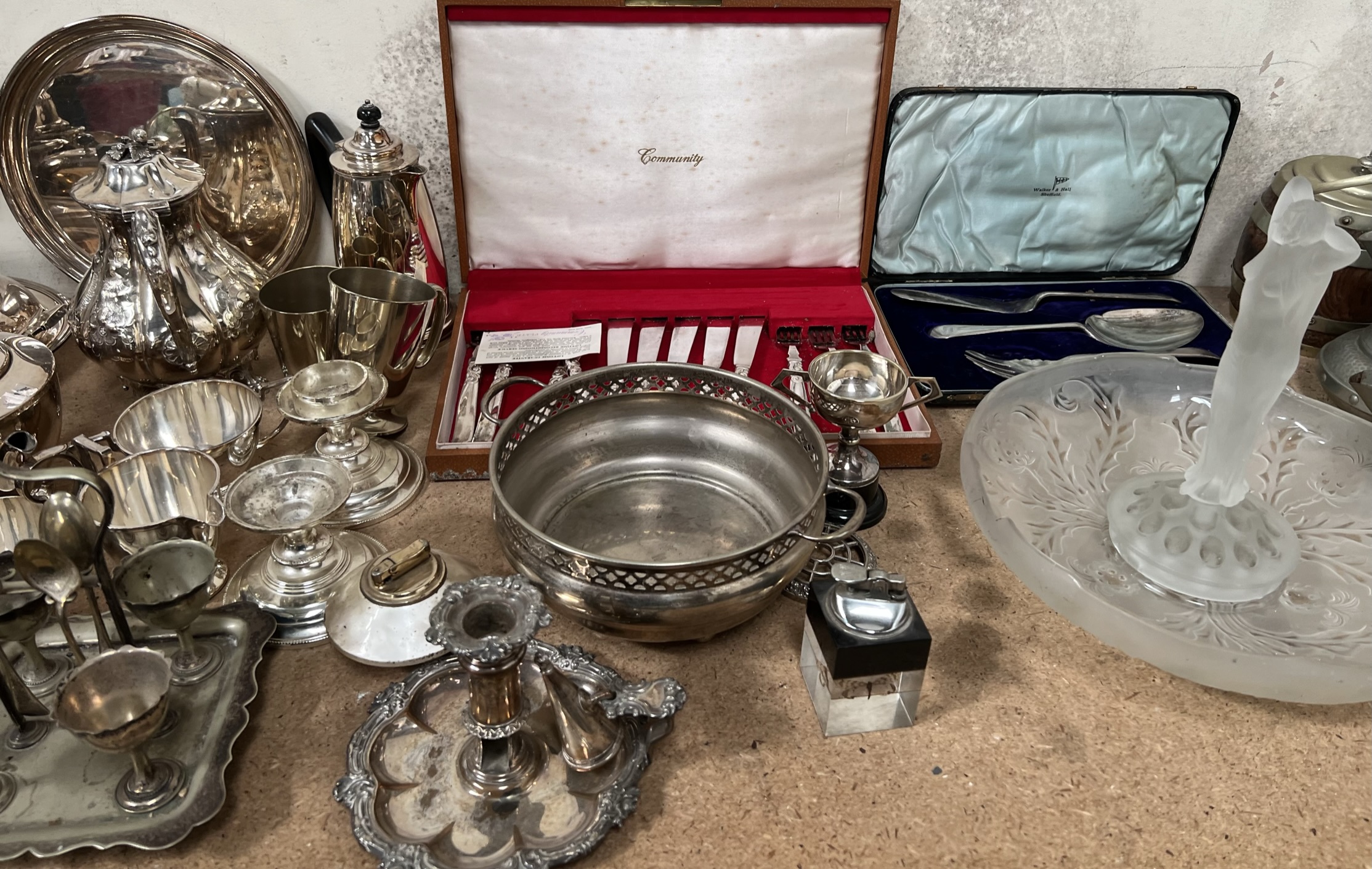 An electroplated twin handled tray together with a quantity of electroplated wares including a - Bild 3 aus 4