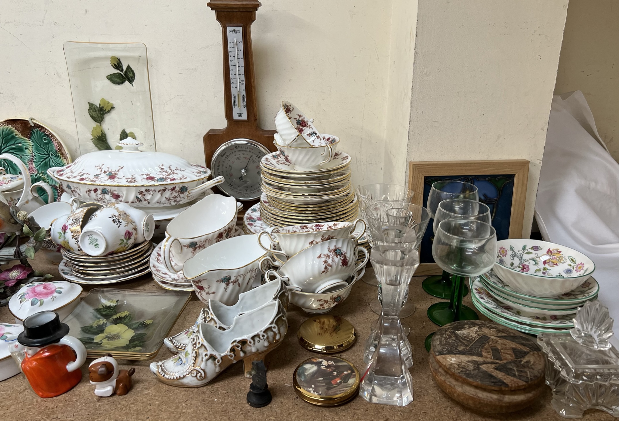 A Minton Ancestral pattern part tea and dinner service together with a Royal Stafford part tea set, - Bild 4 aus 4