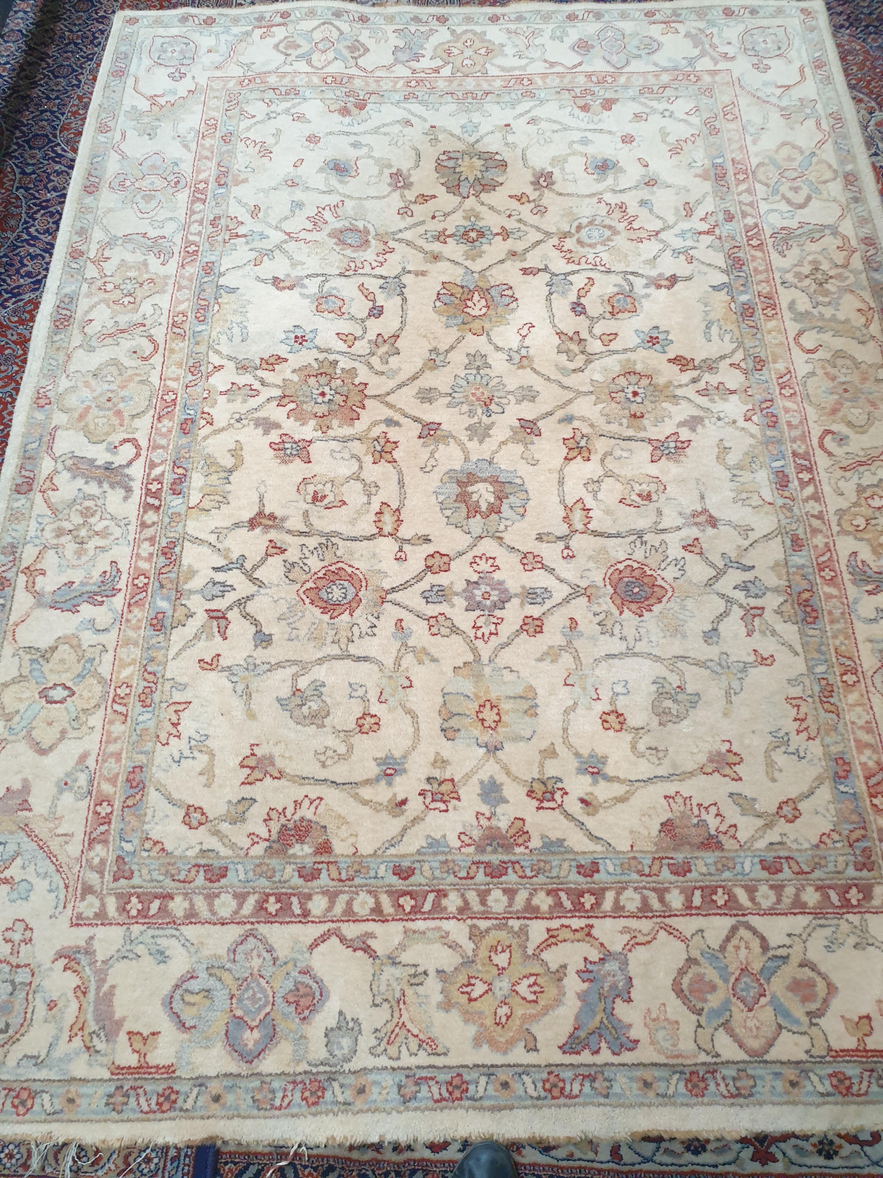 A modern cream ground rug with interlaced flowers - Image 2 of 2