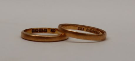 Two 22ct gold wedding bands, both size K,