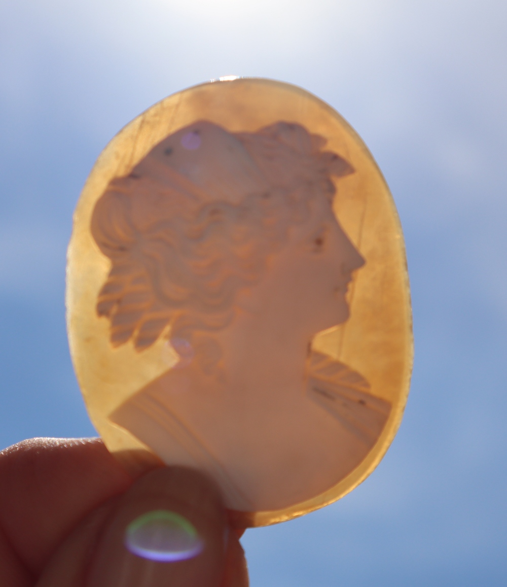 A shell cameo of a maiden in profile, - Bild 2 aus 4