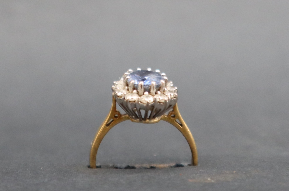 A sapphire and diamond cluster ring set with a central oval faceted sapphire, - Bild 3 aus 4