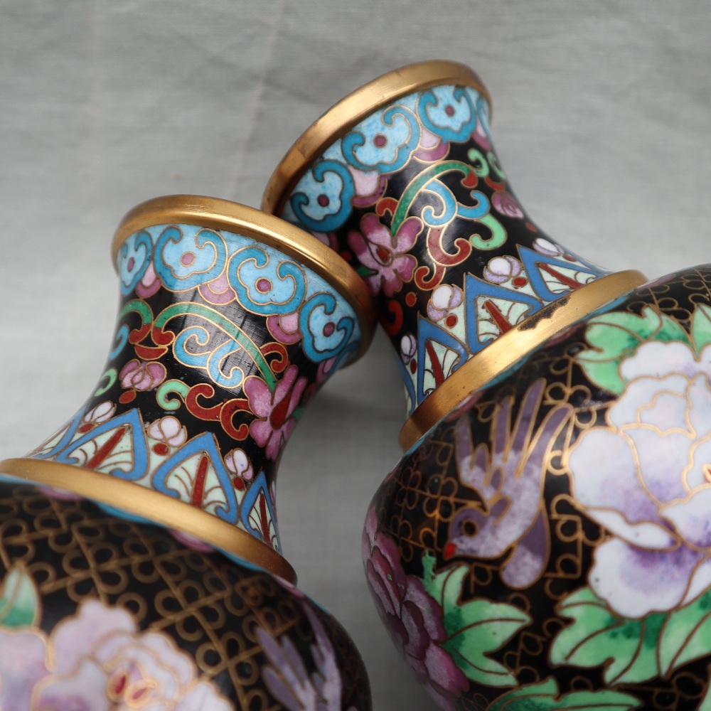 A pair of Japanese cloisonne enamel decorated vases decorated with birds and flowers, 18. - Image 4 of 6