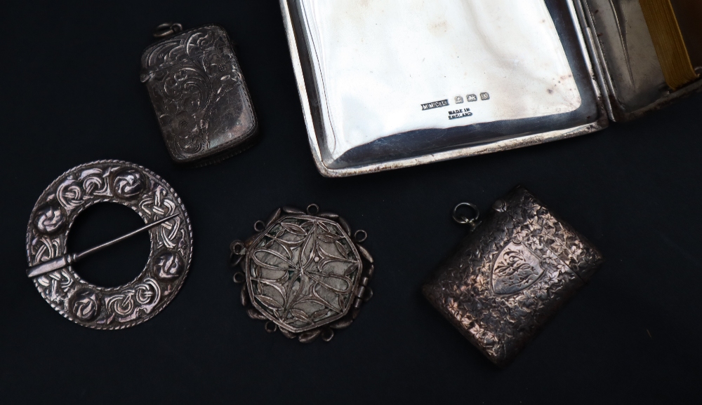Coral necklaces together with a Scottish silver brooch, silver cigarette case, silver vesta cases, - Bild 5 aus 6