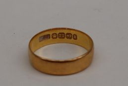 A 22ct gold wedding band, size O,