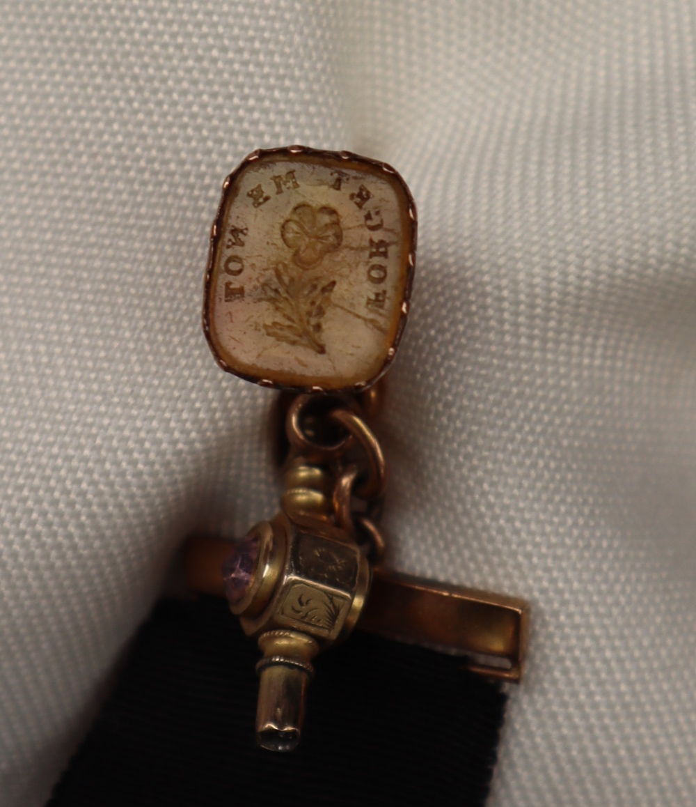 A two tone yellow and rose metal and hardstone fob seal engraved with a heart with a keyhole to the - Image 9 of 10