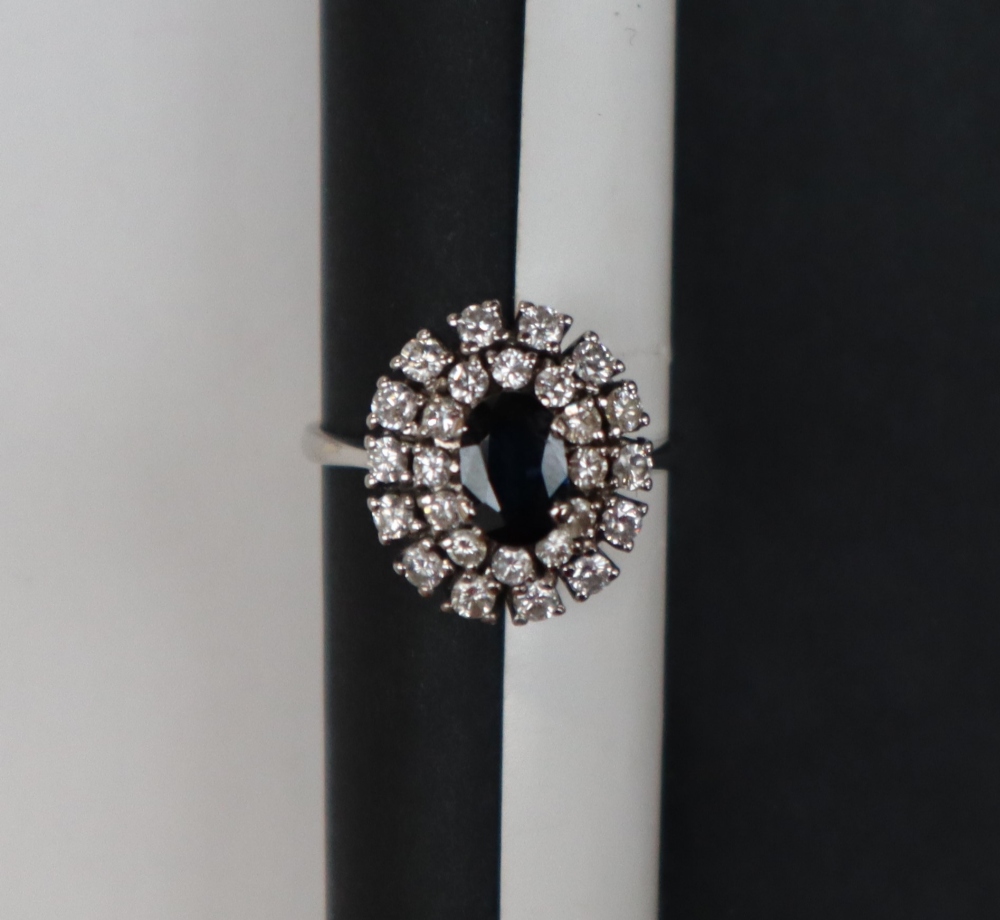 A sapphire and diamond cluster ring, - Bild 3 aus 4