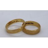 Two 18ct gold wedding bands,