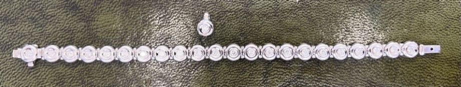 An 18ct white gold bracelet set with twenty-two 8mm diameter hinged circular links milligrain set