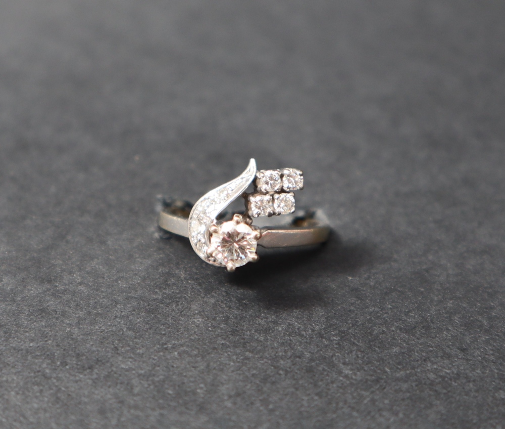 A diamond cluster ring, set with a raised round brilliant cut diamond approximately 0. - Bild 2 aus 5