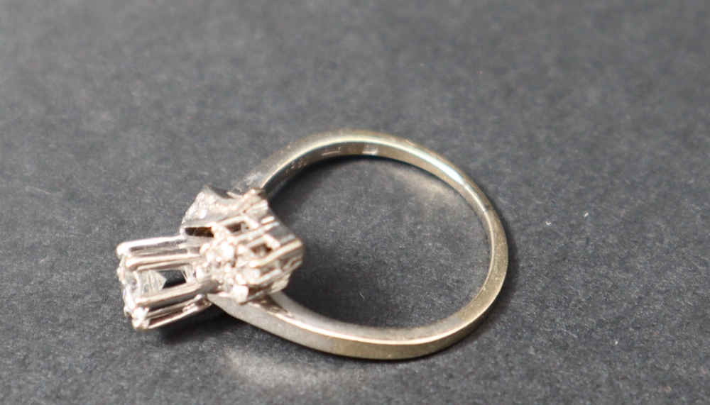 A diamond cluster ring, set with a raised round brilliant cut diamond approximately 0. - Bild 3 aus 5