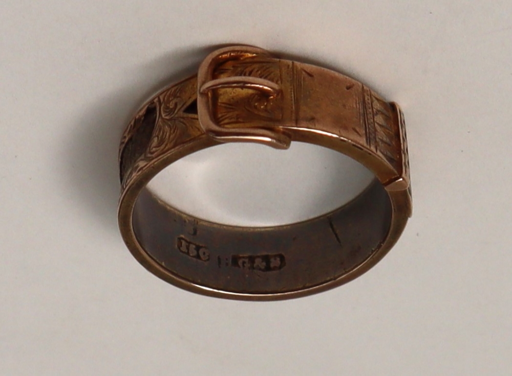 A 15ct gold buckle mourning ring with panels of plaited hair, size P, - Bild 3 aus 4