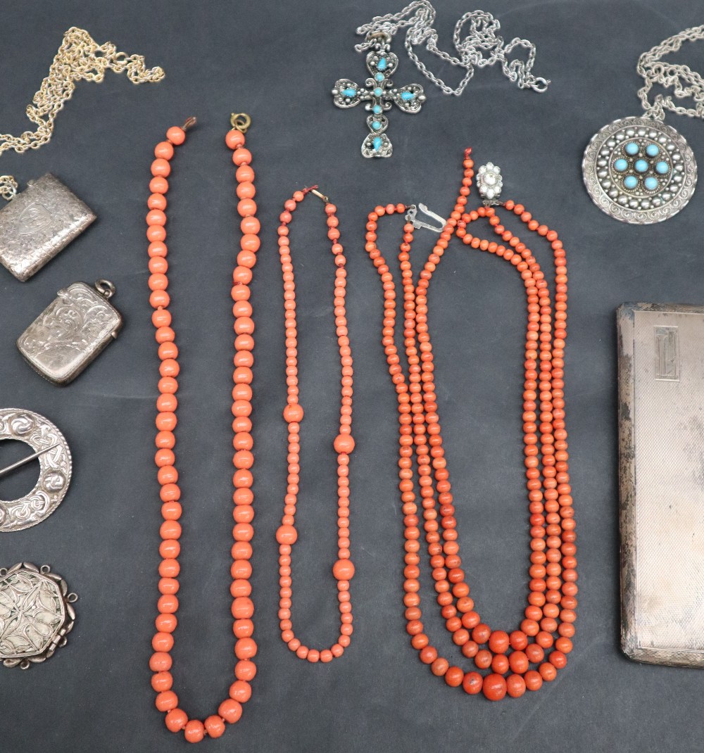 Coral necklaces together with a Scottish silver brooch, silver cigarette case, silver vesta cases, - Bild 2 aus 6