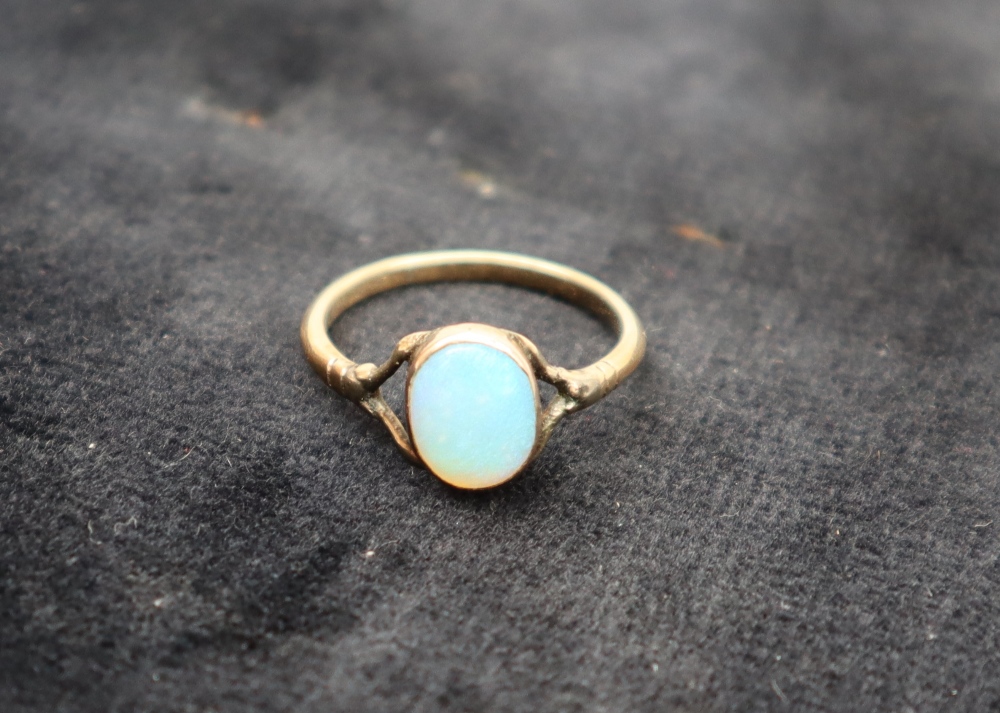 An opal ring to a yellow metal setting and shank, size M together with a 9ct gold bar brooch, - Bild 4 aus 5