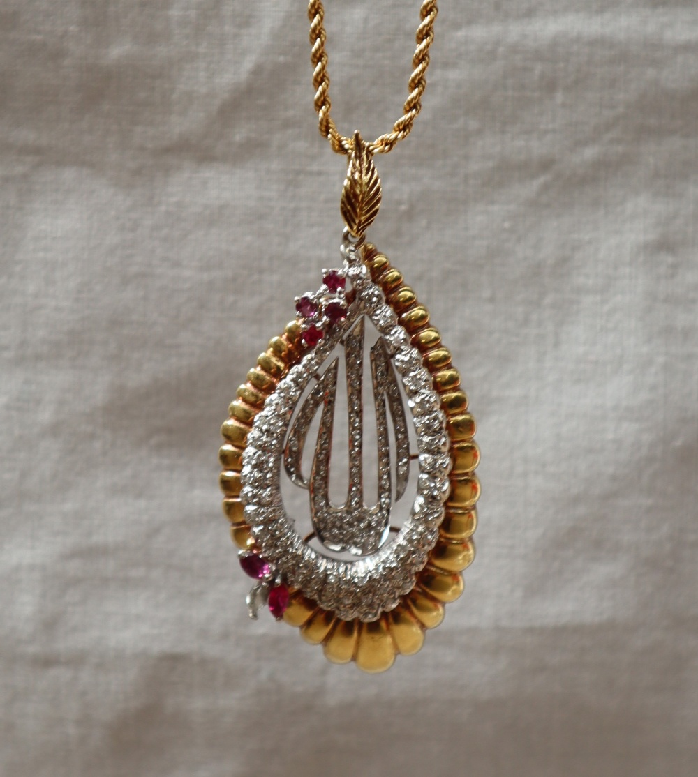 A diamond and ruby "Allah" pendant set with four round faceted rubies two pointed oval rubies and - Bild 2 aus 6