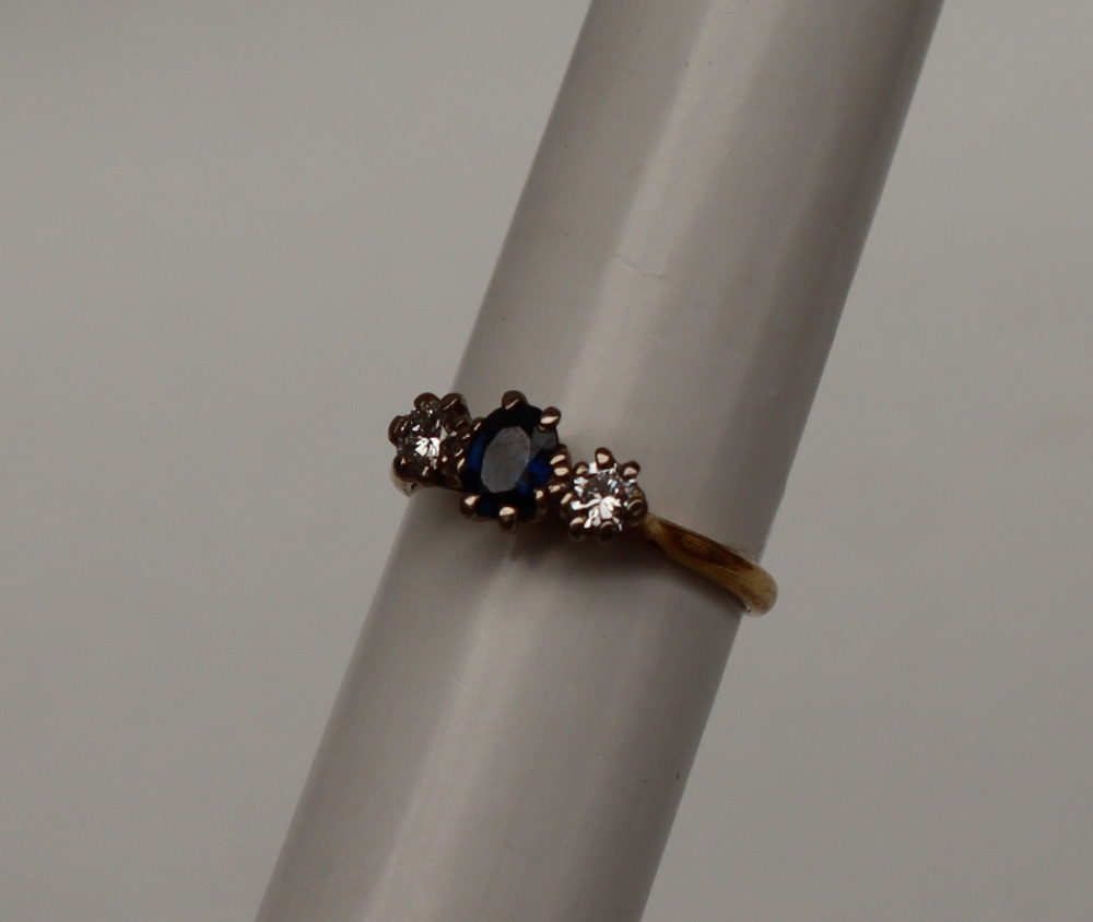 A sapphire and diamond three stone ring, - Bild 3 aus 5