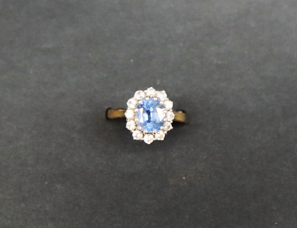 A sapphire and diamond cluster ring set with a central oval faceted sapphire, - Bild 2 aus 4