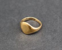 An 18ct yellow gold signet ring, with an oval panel, size G,