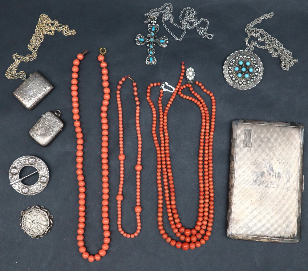 Coral necklaces together with a Scottish silver brooch, silver cigarette case, silver vesta cases, - Bild 3 aus 6