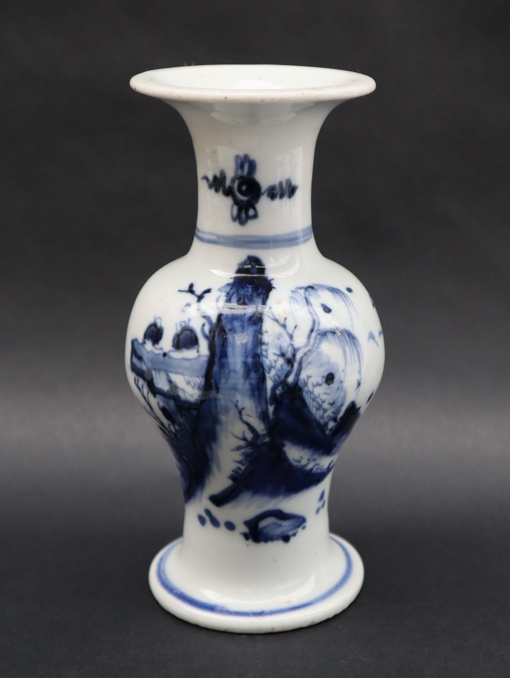 A K'ang Hsi period, Ching Dynasty baluster vase painted with a mountainous landscape scene, - Bild 7 aus 10
