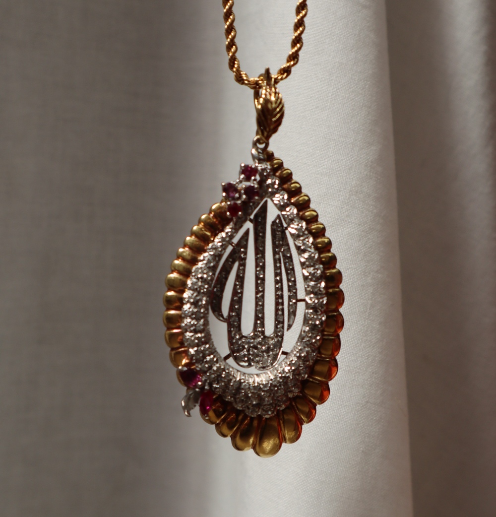 A diamond and ruby "Allah" pendant set with four round faceted rubies two pointed oval rubies and - Bild 3 aus 6