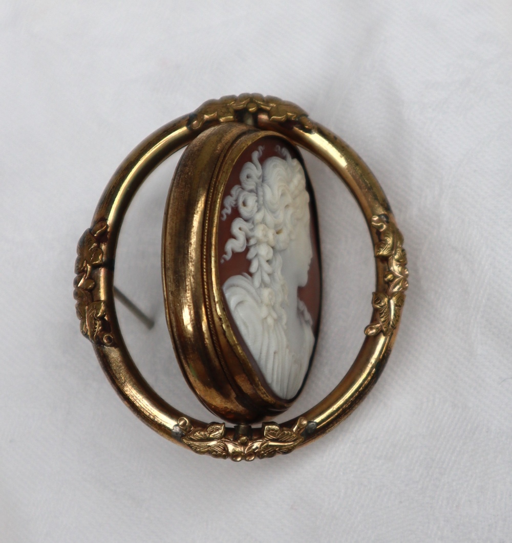 A shell cameo portrait brooch of a maiden in profile in a rotating pinchbeck mount - Bild 2 aus 4