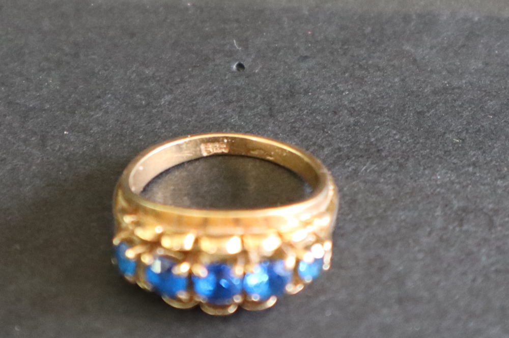 A 9ct gold five stone ring together with a pair of turquoise set earrings, - Bild 5 aus 5