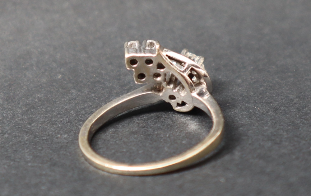A diamond cluster ring, set with a raised round brilliant cut diamond approximately 0. - Bild 4 aus 5