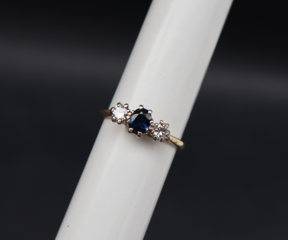 A sapphire and diamond three stone ring, - Bild 2 aus 5