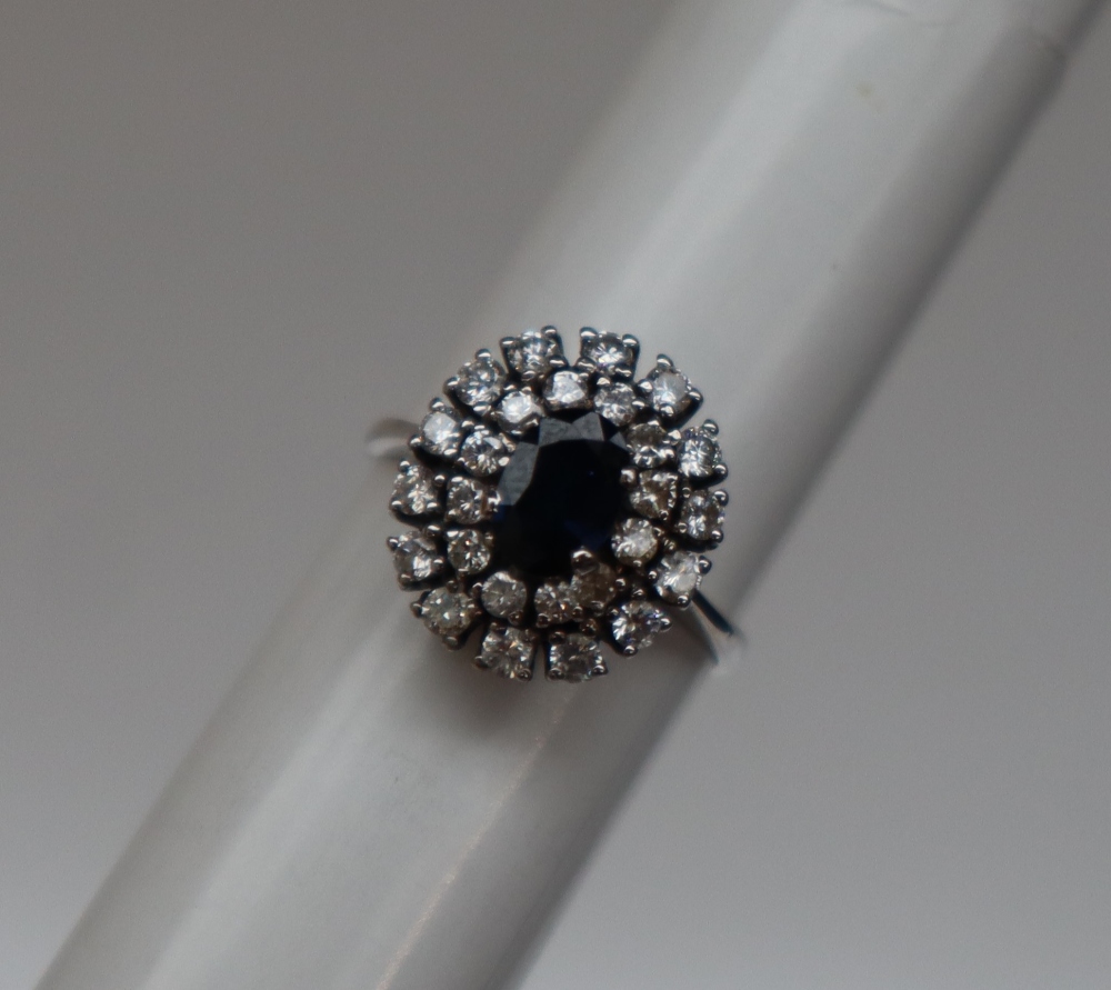 A sapphire and diamond cluster ring, - Bild 2 aus 4