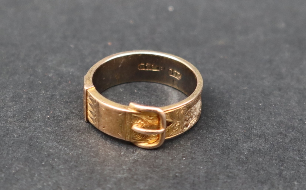 A 15ct gold buckle mourning ring with panels of plaited hair, size P, - Bild 2 aus 4