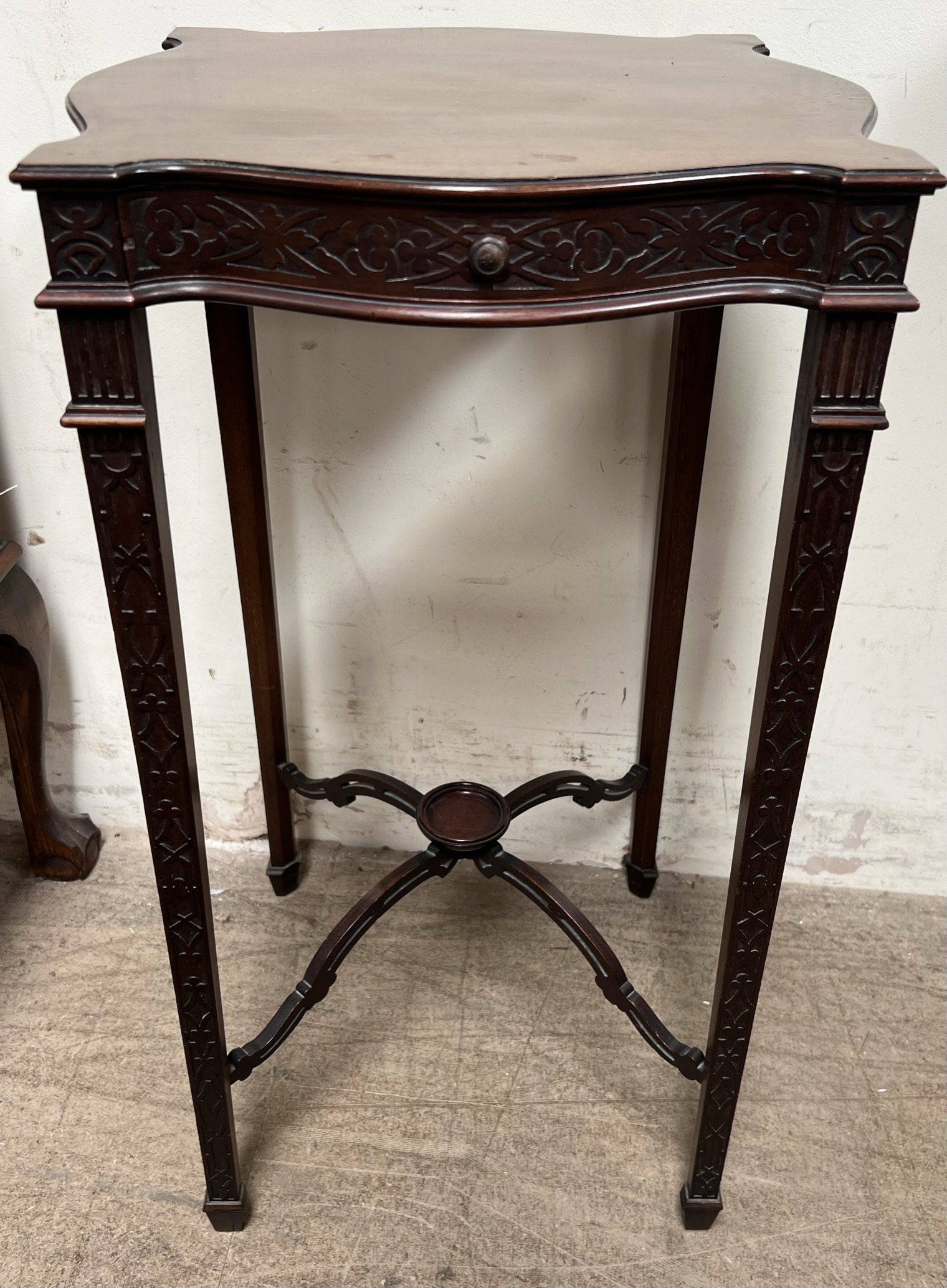 An Edwardian mahogany display cabinet with a pair of glazed doors and glazed sides on cabriole legs - Bild 2 aus 3